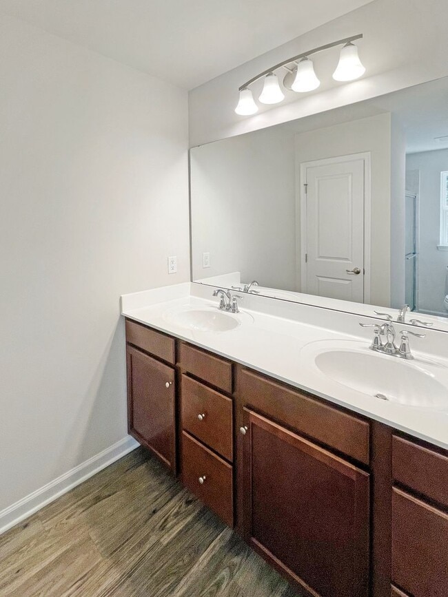 Building Photo - Beautiful Townhome in Ashland !!