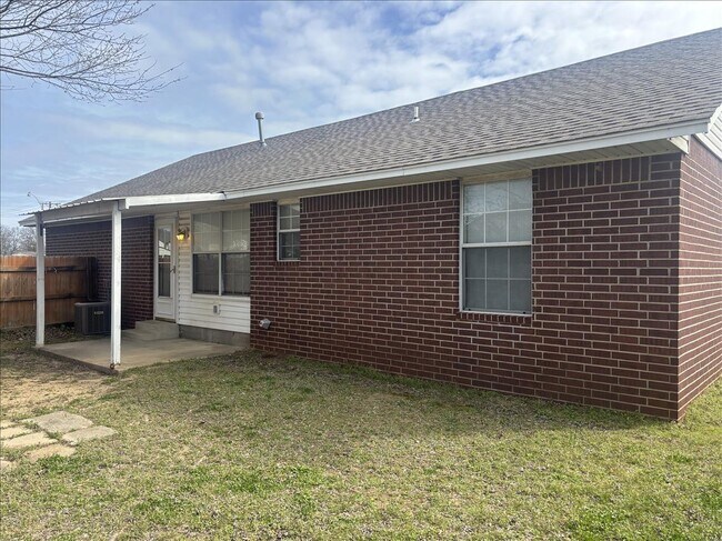 Building Photo - 2310 S Hickory St