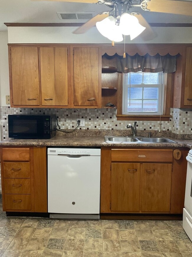 Building Photo - 207 W Hwy 50