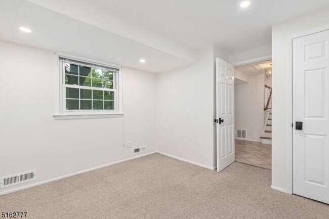 Building Photo - 27 Glenbrook Rd