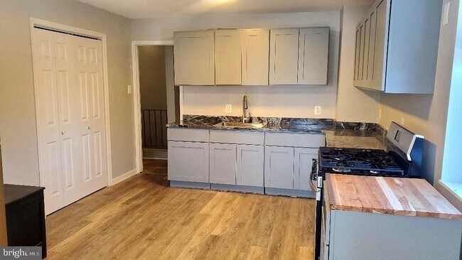 Building Photo - 29 E Hinckley Ave