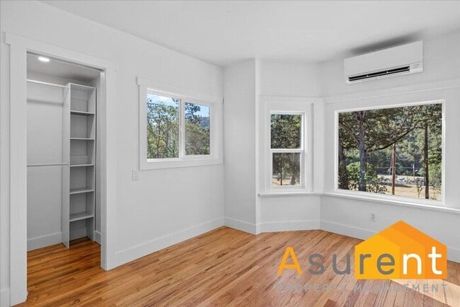 Building Photo - Jacksonville Home with in home office internet included.