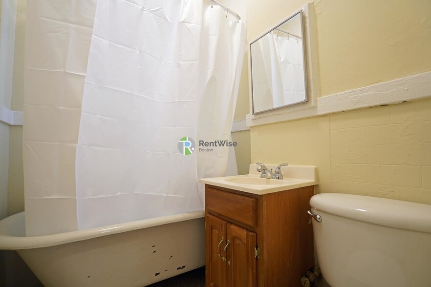 Building Photo - 221 Kelton St