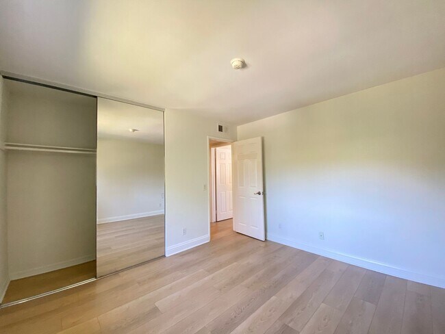 Building Photo - 2 Bedroom, 2 Bath, Downstairs Condo!