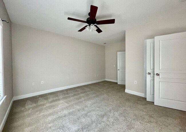 Building Photo - Available May 11th. GROUND FLOOR 3BR/2 BA Condo in Riverland Woods!