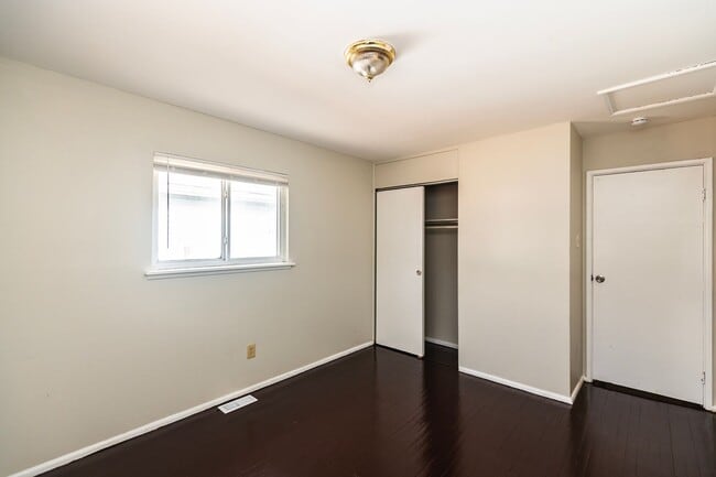 Building Photo - Lovely 3 Bedroom 1 Bathroom Home