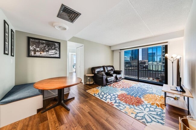 Building Photo - 2BED 2 BATH ALL UTILITIES INCLUDED DOWNTOW...