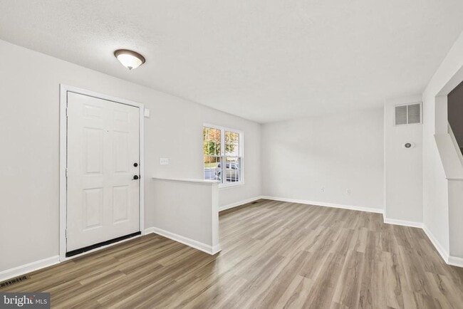 Building Photo - 306 Kings Crest Dr