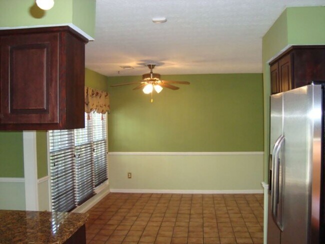 Building Photo - 4 Bedroom 2.5 Bath Home available to rent!