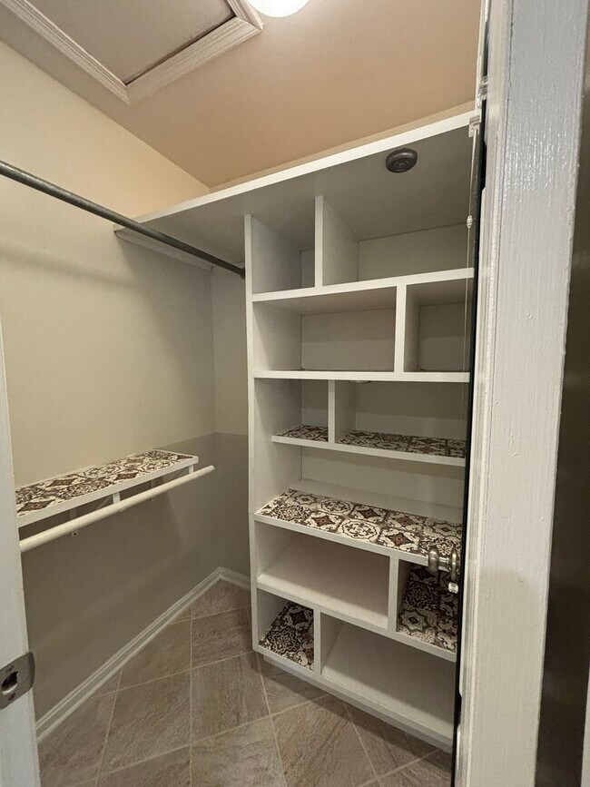 Building Photo - Adorable 1 bedroom 1.5. bath end unit townhouse in Annapolis