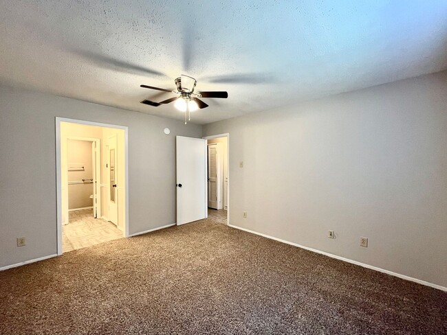 Building Photo - 400 South Town #105 - 2 bedroom Condo -POO...