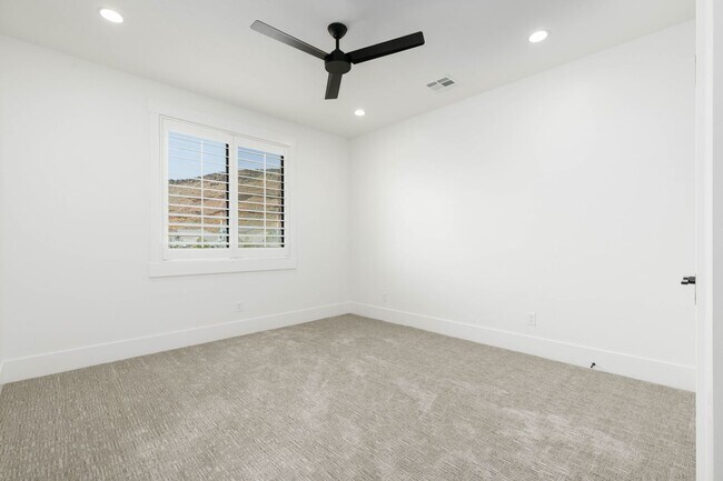 Building Photo - Beautiful 5 bed | 4 Bath | 3 Car Garage