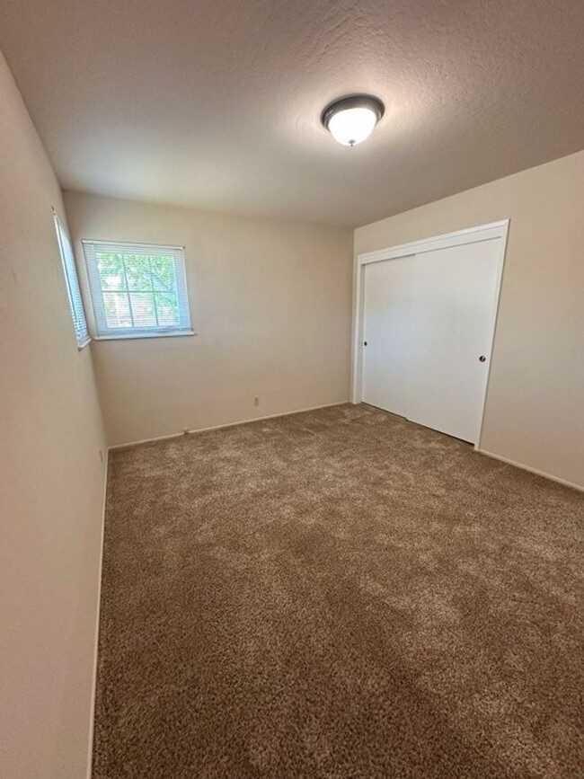 Building Photo - Lund/DUPLEX