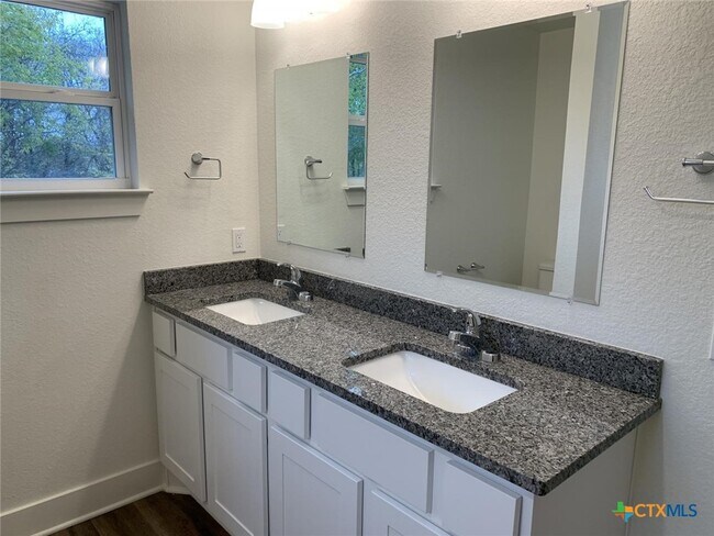 Building Photo - 1862 Royal Loop