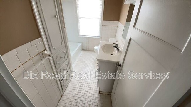 Building Photo - 15 Vassar Dr