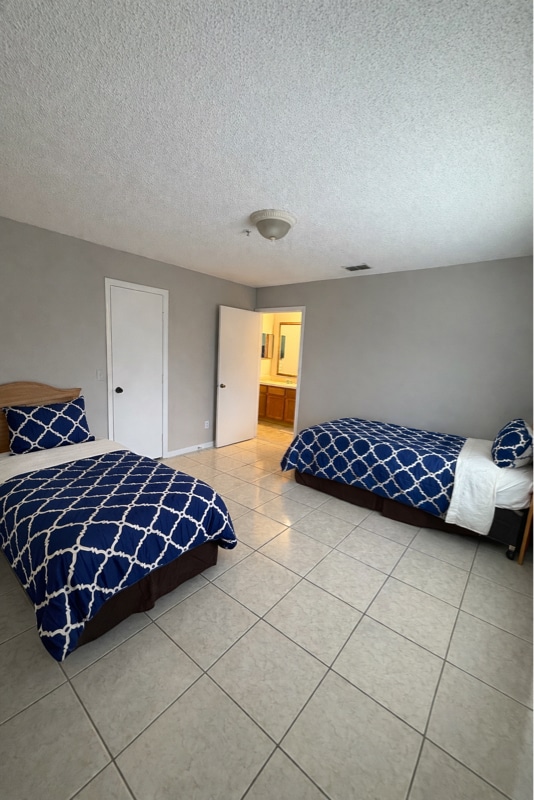 Building Photo - 9683 Hollyhill Dr