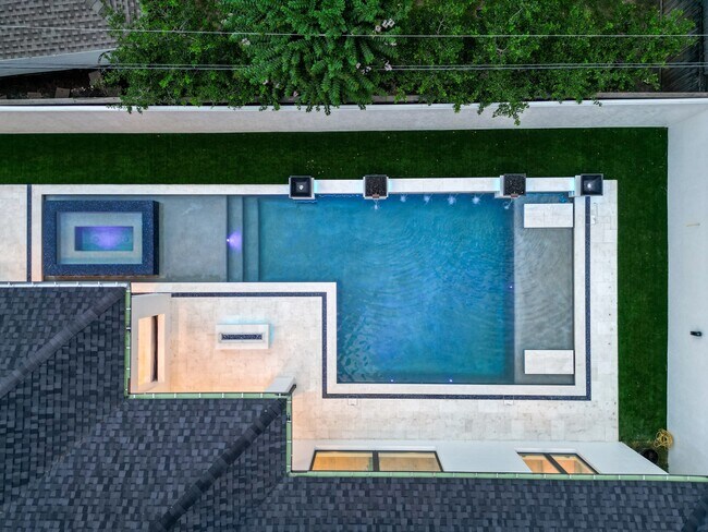 Building Photo - 13034 Memorial Dr