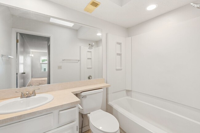 Building Photo - 2 Bed 2 Bath condo in great location!