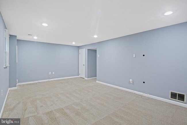 Building Photo - 18 Chantilly Ct