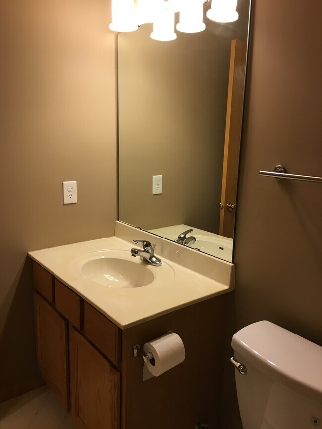 Powder room - 8958 Spring Ln