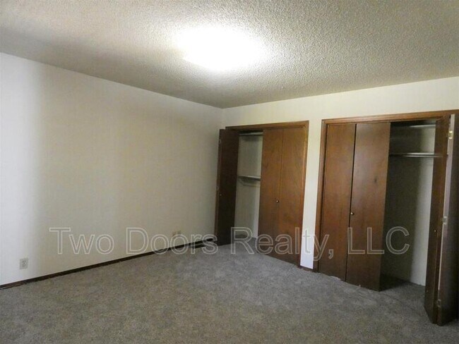 Building Photo - 12132 N Dewey Ave