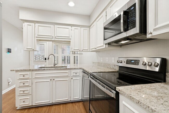 Building Photo - GROUND-FLOOR 2-BEDROOM ALAMO HEIGHTS CONDOMINIUM