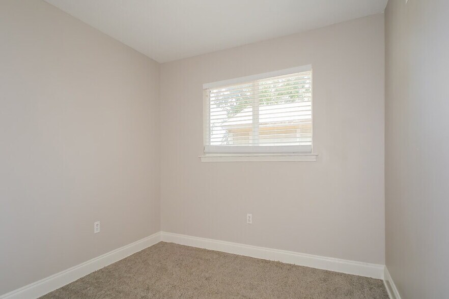 Building Photo - 732 Charter Oak Dr