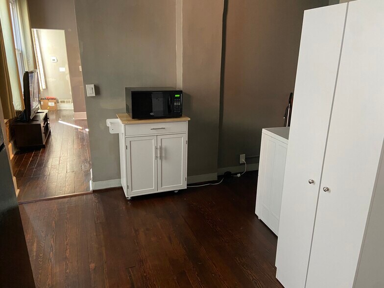 Building Photo - 256 Warner St