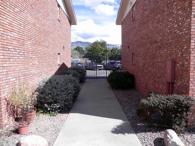 Building Photo - Great Size 1 Bedroom 1 Bath Available Now !!!
