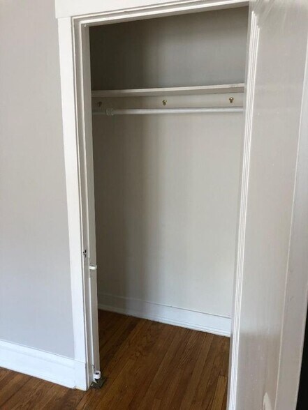 Building Photo - 6364 N Hermitage Ave