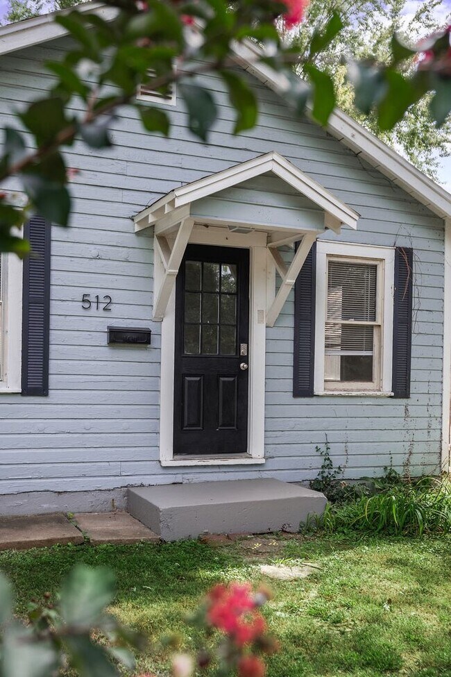 Building Photo - 512 E Cozy St