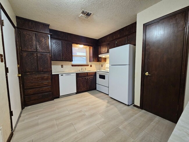 Building Photo - (3) Bed/(2) Bath Avail NOW! Pets Negotiable!