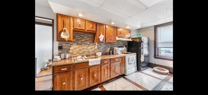 Building Photo - 557 Park St