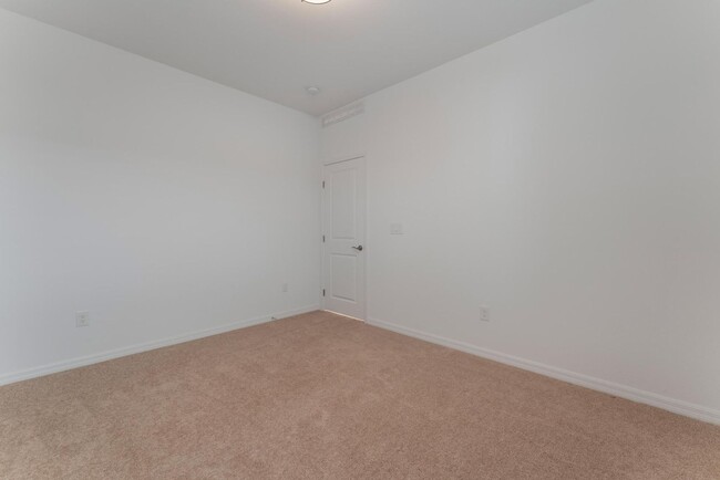 Building Photo - Beautiful & Spacious 4 Bedroom Home locate...