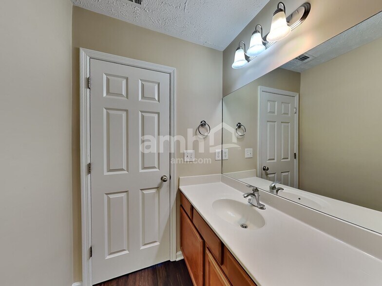 Building Photo - 313 School House Ct