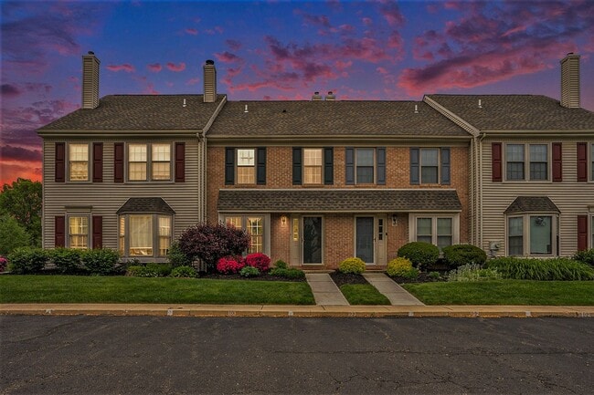 Building Photo - Beautiful Spacious Townhome