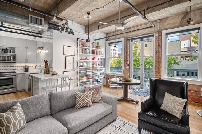 Building Photo - 204 Travis St