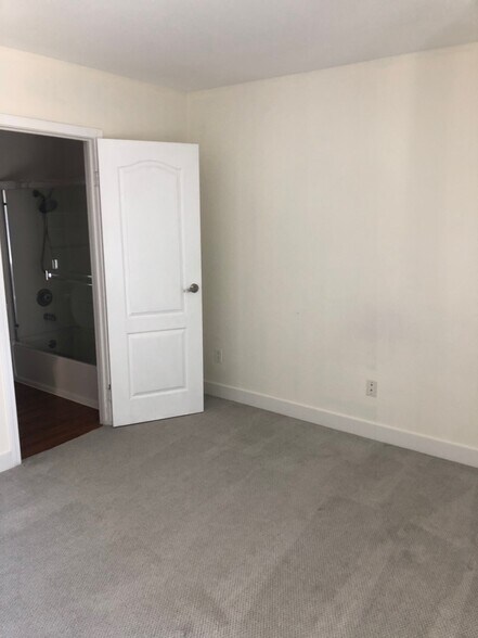 Building Photo - 12083 Alta Carmel Ct