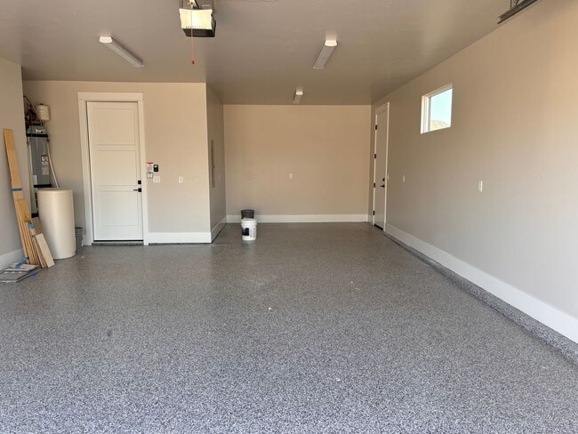 Building Photo - Wonderful single story 4 bed | 3 Bath | 2 Car Garage off Washington Dam Rd with Hot Tub