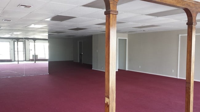 Building Photo - Commercial Property for Rent!