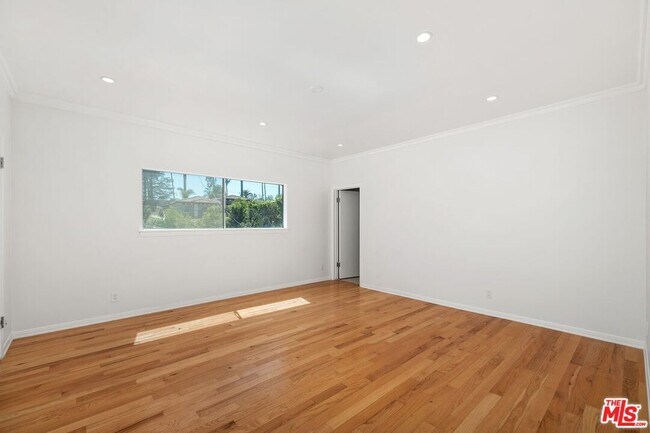 Building Photo - 517 Elm Dr