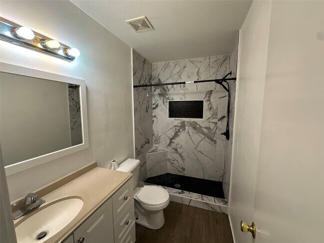 Building Photo - 6814 Cheshire Park Rd