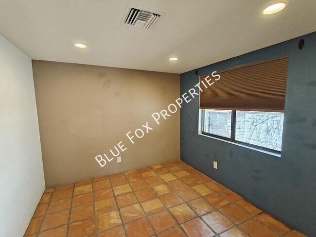 Building Photo - 2781 W Calle Carapan