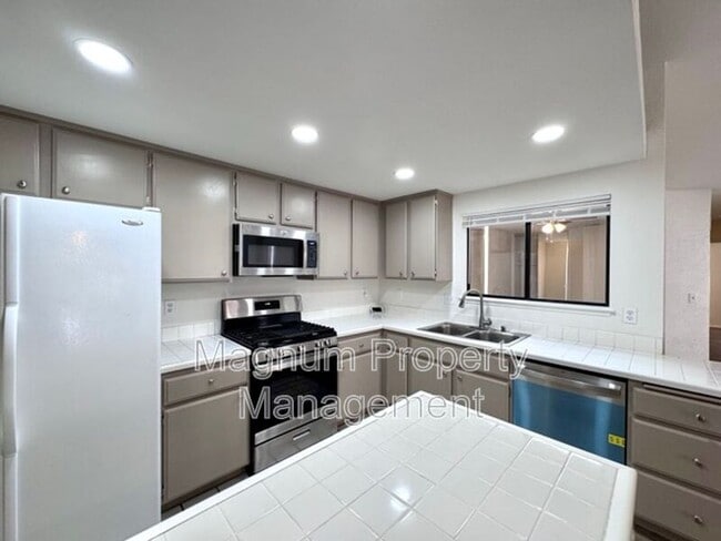 Building Photo - 27806 Hillpointe Dr