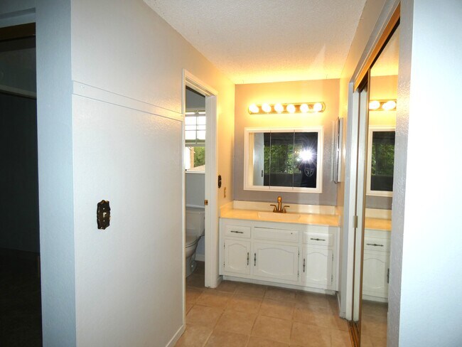 Building Photo - 3925 Parque Verde Ln