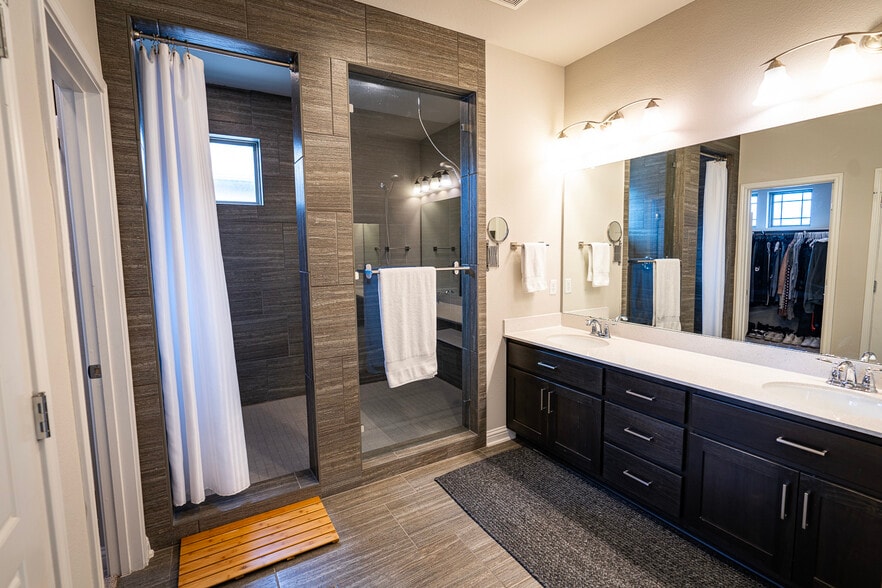 Primary bathroom - 1711 Arcilla St