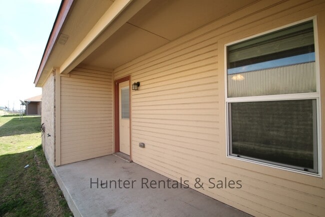 Building Photo - Spacious three-bedroom