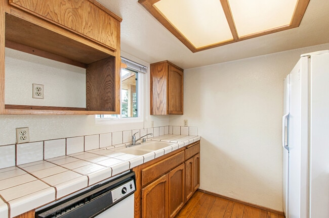 Building Photo - BEAUTIFUL BAY PARK CONDO W/ BAY VIEWS! - 2...