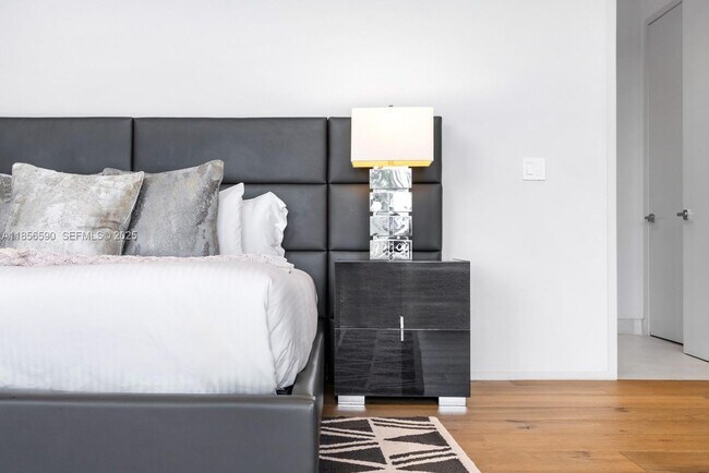 Building Photo - 2700 NE 18th St