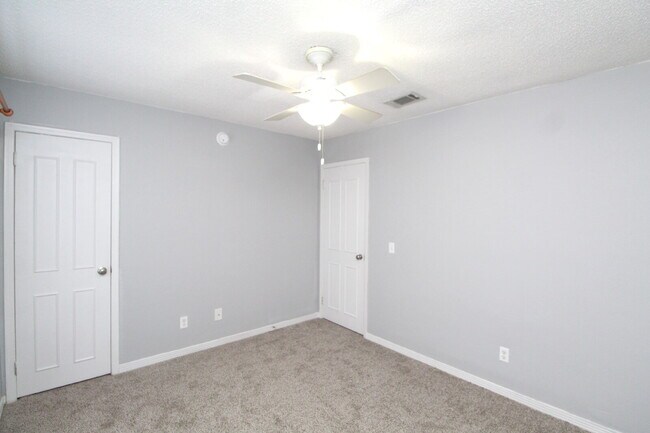 Building Photo - Move-In Ready Townhome in Foxborough with ...